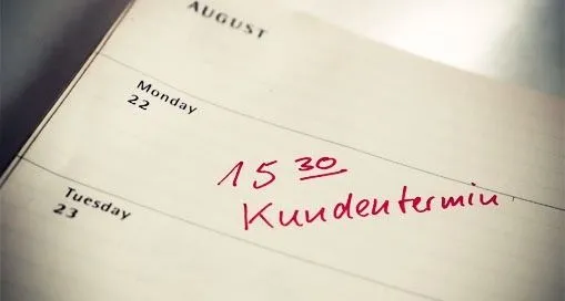 Bild eines Terminkalenders, auf den mit Rotstift "15:30 Kundentermin" gemalt wurde.
