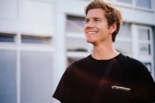 Axel lächelt in die Sonne auf dem alten Fischmarkt, dem alten Bürostandort von CentralStationCRM.