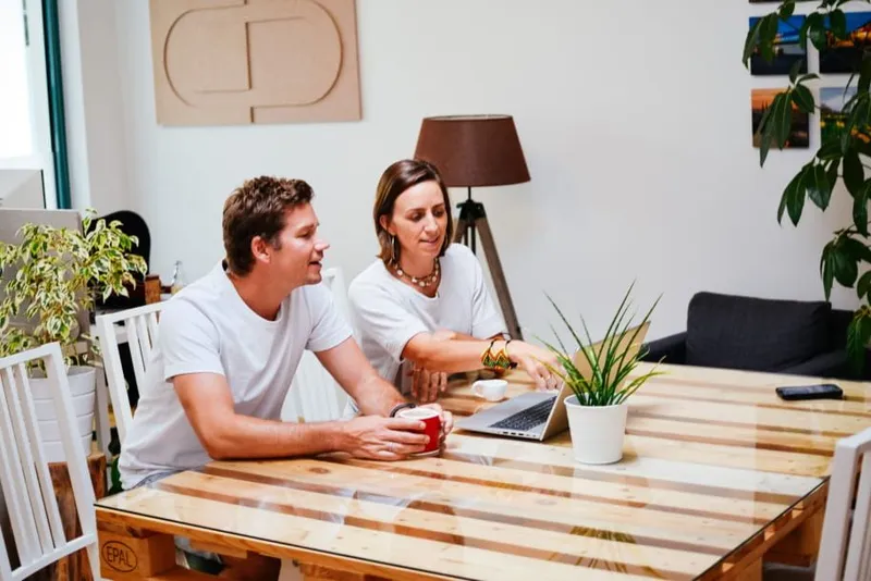Anja und Axel betrachten interessiert die neue CentralStationCRM Pipeline auf einem Laptop.