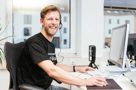 Support-Mitarbeiter von 42he bei der Arbeit.