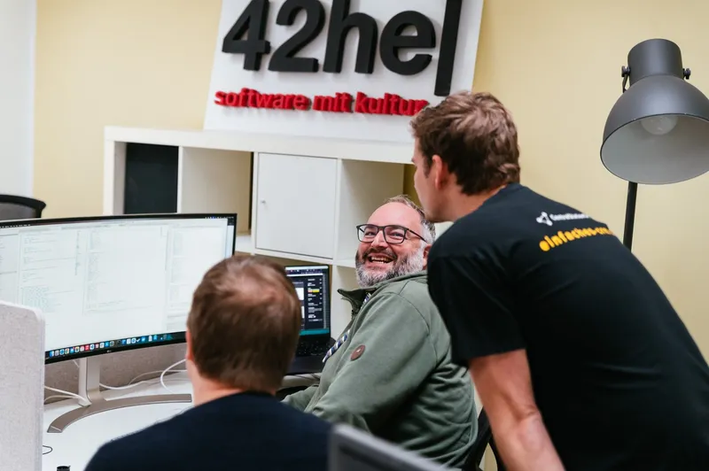 Arne und Axel freuen sich über gelungenes Kundenbeziehungsmanagement.