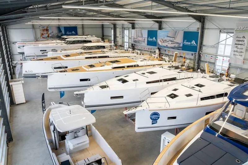 Der Showroom der Hanse Vertriebs GmbH in Greifswald, zu sehen sind sechs Yachten und ein Boot.