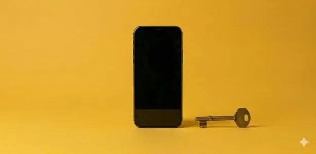 Symbolbild für Kaltakquise am Telefon: Ein stehendes schwarzes Smartphone mit einem daneben stehenden antiken Schlüssel vor safrangelbem Hintergrund.