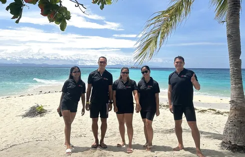 Gruppenbild von Kapwa am Strand.
