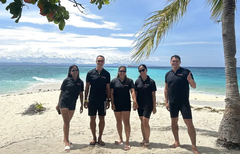 Gruppenbild von Kapwa am Strand.