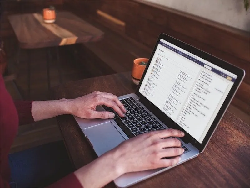 Ein Laptop, auf dem CentralStationCRM läuft.
