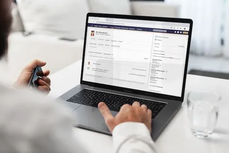 Ein Laptop, auf dem CentralStationCRM läuft.