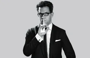 Maik M. Paulsen posiert mit Brille und Ass im Ärmel.