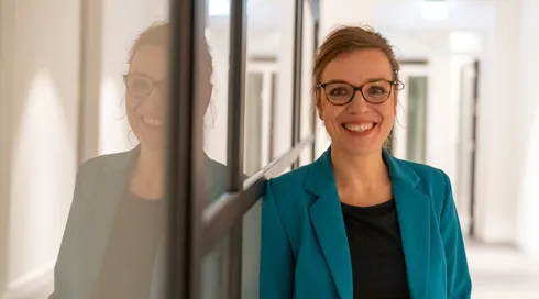 Ein Foto von KnowOn-Gründerin Nadine Dyck im Flur ihres Büros.