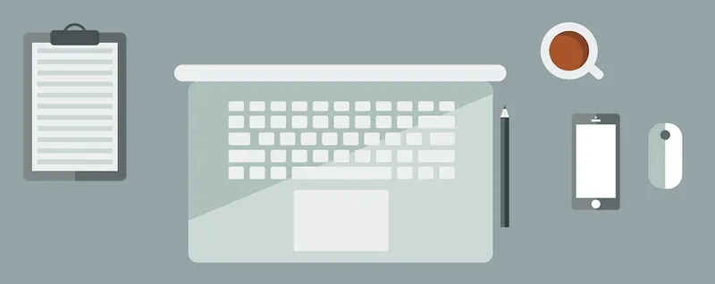 Ein Laptop, ein Handy, ein Stift, ein Block. Schreib-Utensilien.