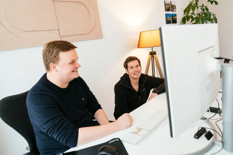 Mitarbeiter blickt auf den Bildschirm