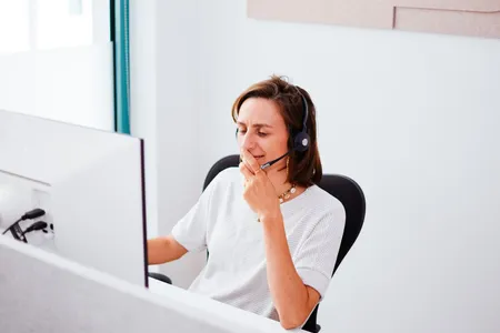 Anja überlegt, was man im Vertrieb verbessern könnte.