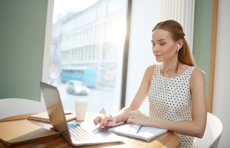 Kundendienst-Mitarbeiterin nimmt an einem Webcast teil.