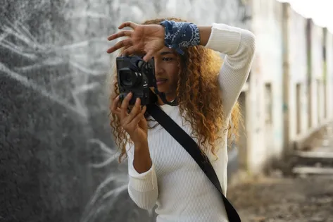 Frau fotografiert in urbaner Umgebung.