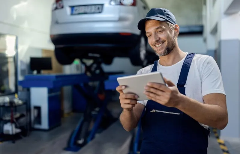 Mechaniker mit Tablet.