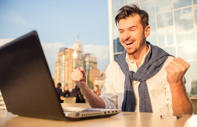 Kunde freut sich über Self Service auf dem Laptop.