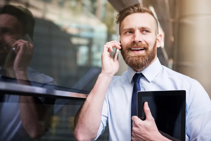 Mann redet nervös in Telefon.