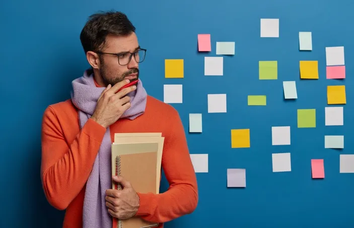 Marketeer grübelt über Post-It-Stickern.