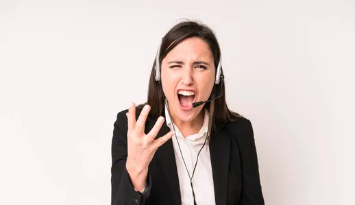 Frau mit Headset regt sich auf.