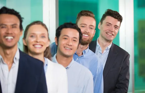 Vier Menschen in Business-Casual-Outfit.